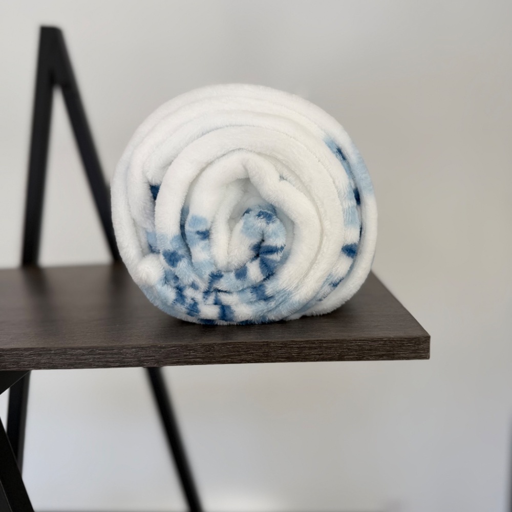 Love, Marlo White Blue Floral Throw Blanket 50" x 70" NWT Lightweight - Picture 5 of 6